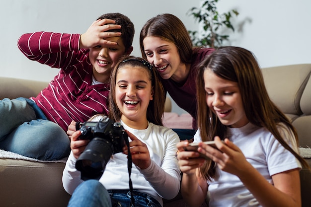 Vrienden die foto's op een camera controleren