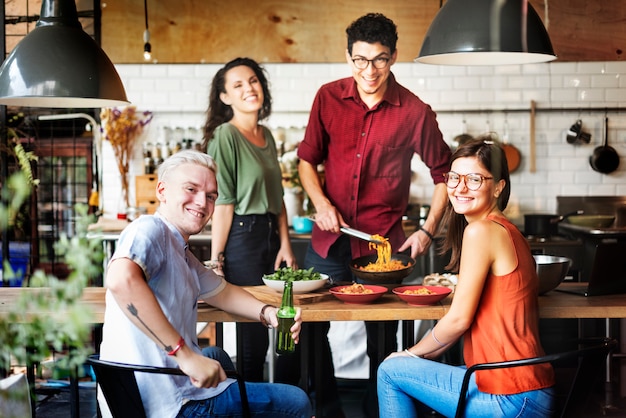 Vrienden die het Concept van de Hobbylevensstijl koken