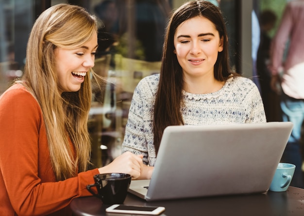 Vrienden die laptop samen gebruiken