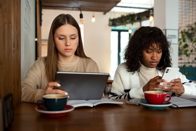 Vrienden die lijden aan een verslaving aan sociale media