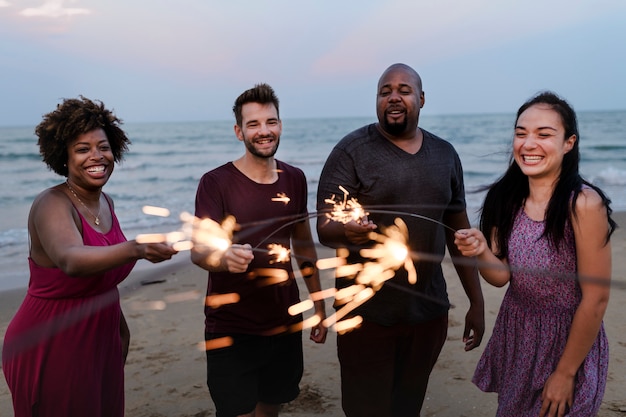 Vrienden die met sterretjes bij het strand vieren