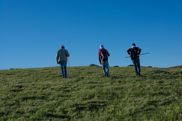 Vrienden die op excursie gaan