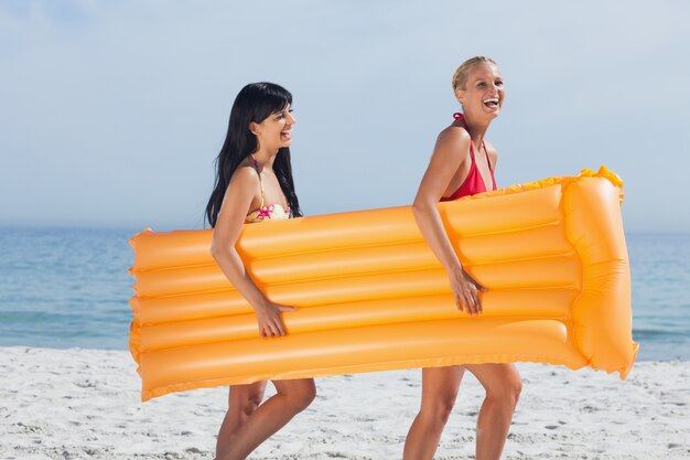 Vrienden die op strand lopen