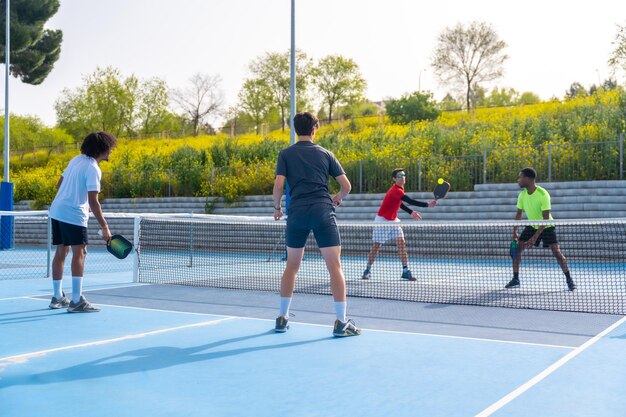 Vrienden die pickleball spelen op een buitenveld