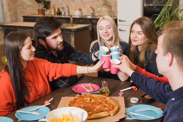 Foto vrienden die pizza eten op een feestje