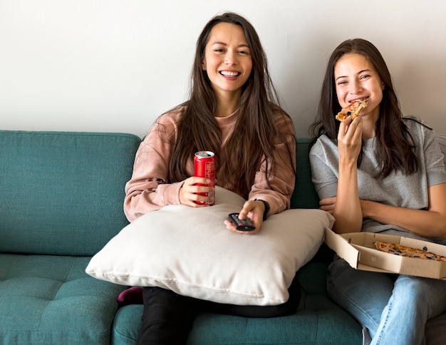 Vrienden die pizza samen eten