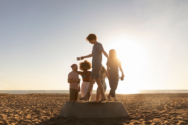 Foto vrienden die plezier hebben aan zee