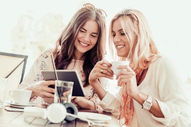 Vrienden die plezier hebben in café