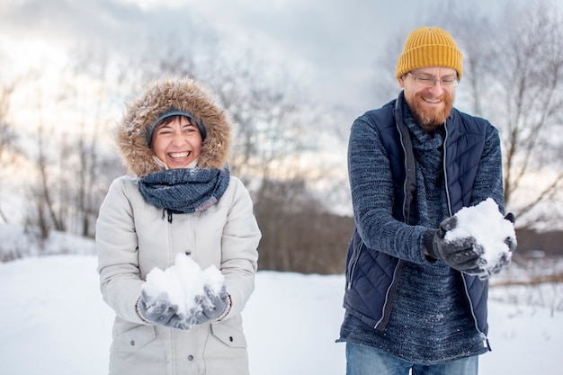 Foto vrienden die plezier hebben in het winterseizoen