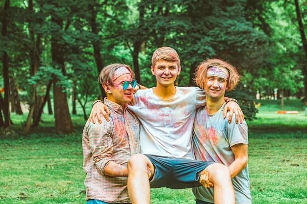 Vrienden die plezier hebben op holifestival