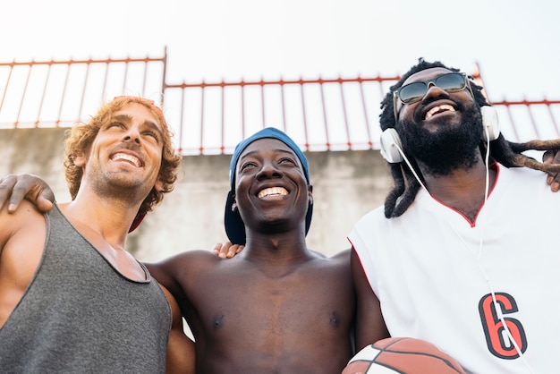 Foto vrienden die plezier hebben tijdens een rust na een straatbasketbalspel.