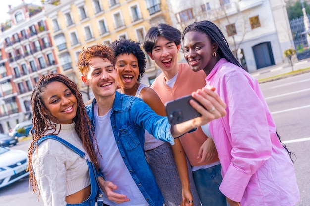 Vrienden die samen een selfie maken in de stad.