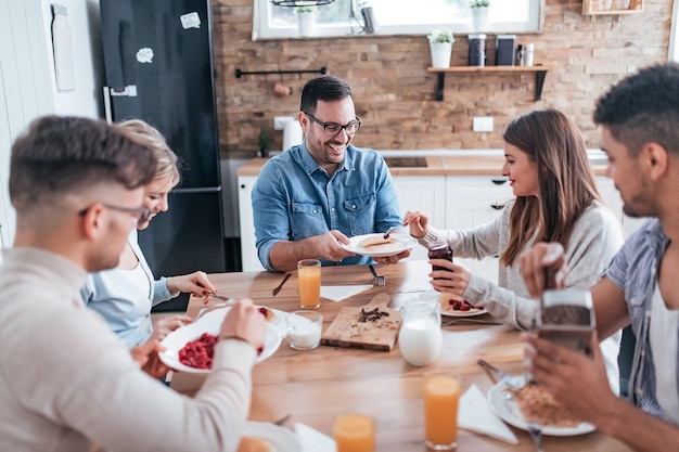 Vrienden die samen ontbijt eten.