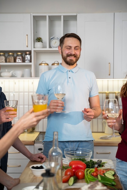 Vrienden die samen plezier hebben tijdens het koken