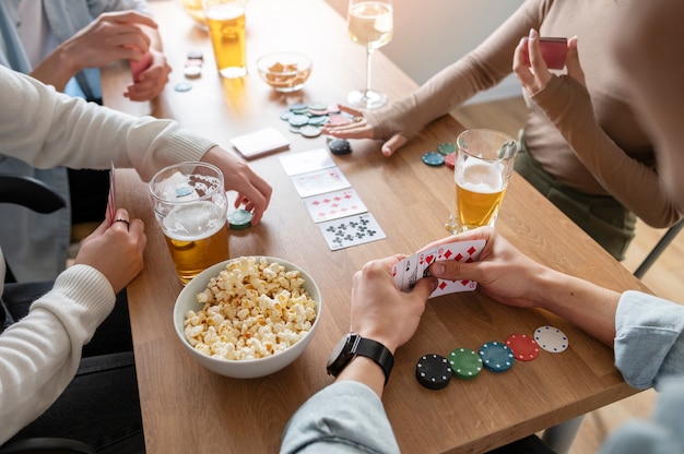 Foto vrienden die samen poker spelen