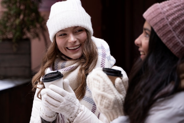 Vrienden die samen reizen in de winter