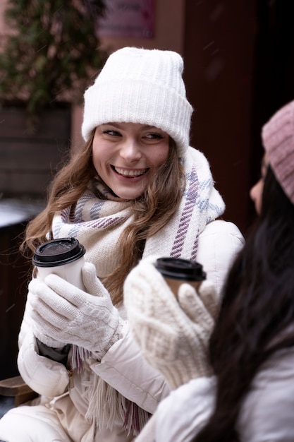 Foto vrienden die samen reizen in de winter