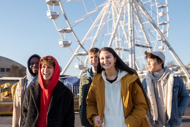 Foto vrienden die samen tijd doorbrengen