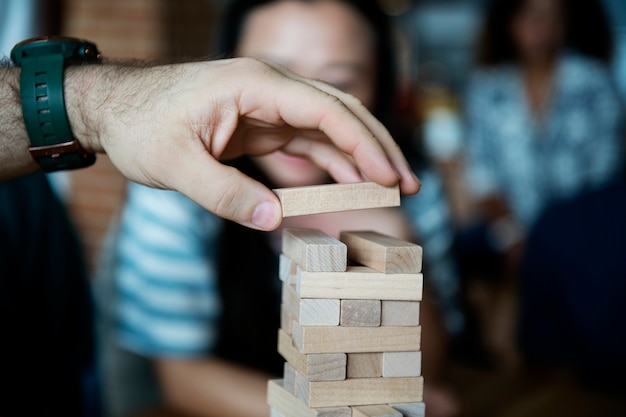 Vrienden die spel samen thuis spelen