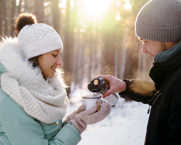 Foto vrienden die thee hebben buiten in de winter