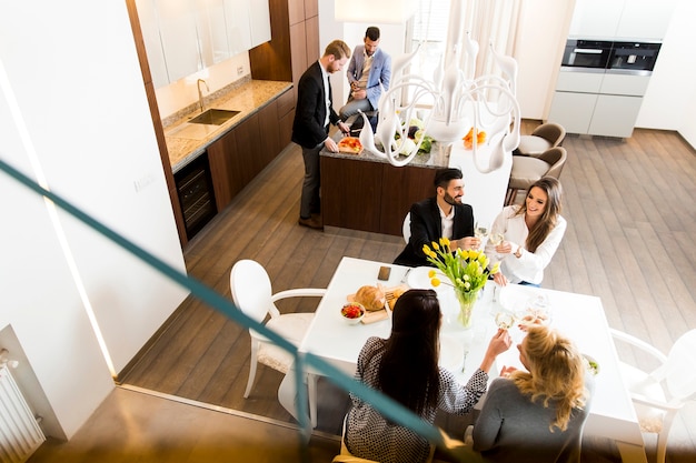 Vrienden die thuis van boven gefotografeerd diner hebben