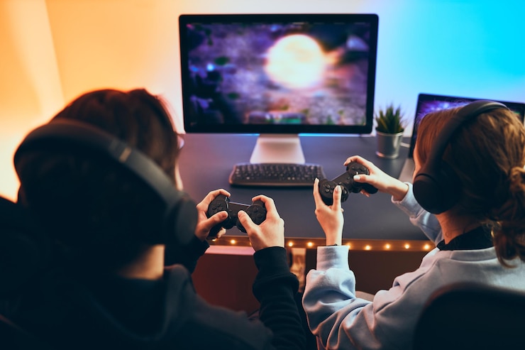 Foto vrienden die videogames spelen, gamers die kampioenschapstoernooien spelen en plezier hebben.