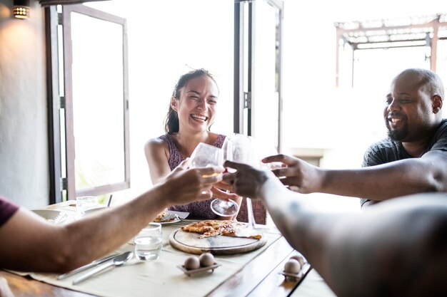 Vrienden die wijn in een restaurant drinken