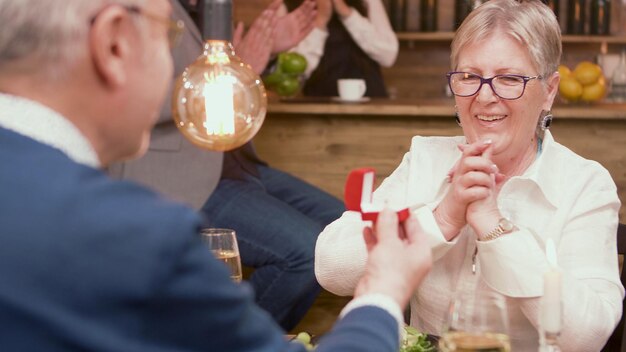 Foto vrienden die wijnglazen drinken.