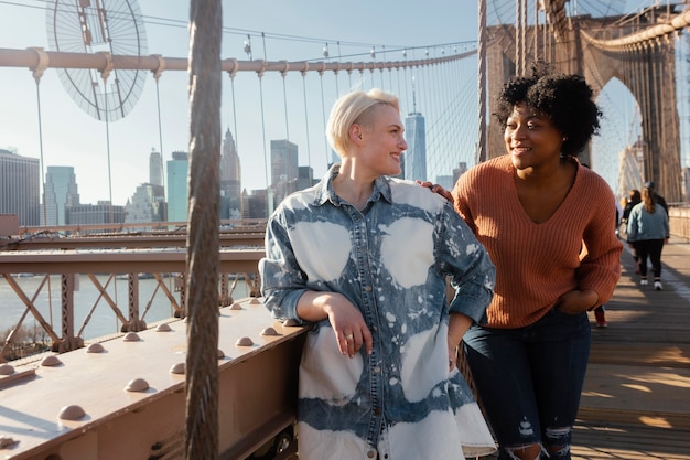 Foto vrienden die zich in new york verzamelen