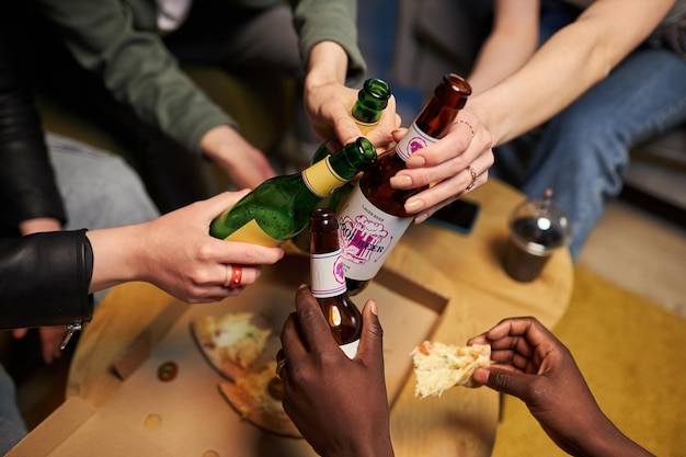 Foto vrienden drinken bier op een feestje.