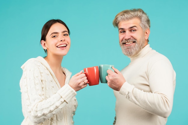 Vrienden drinken koffie of thee op blauwe achtergrond paar drinken thee ochtend kopje koffiemok mensen