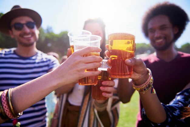 Vrienden drinken op een zonnige dag.