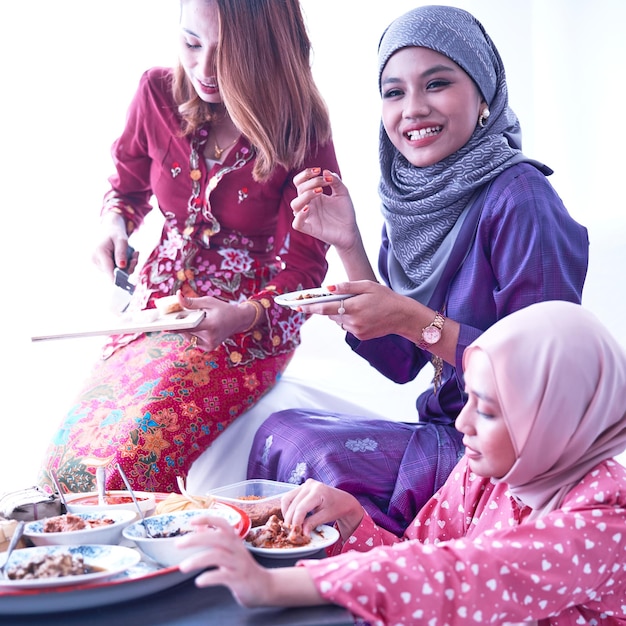 Vrienden en familie genieten van een feestmaaltijd tijdens de Eid-viering