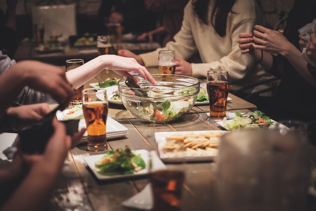 Vrienden eten en drinken in een restaurant.