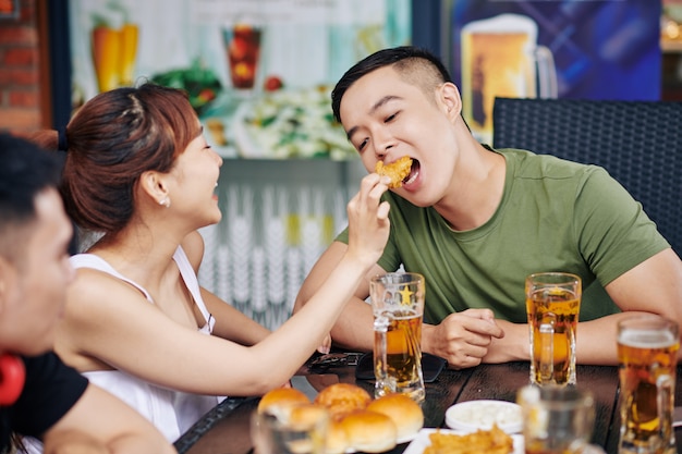 Vrienden eten in café