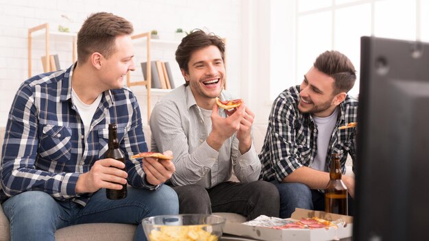 Vrienden eten pizza en praten tv kijken
