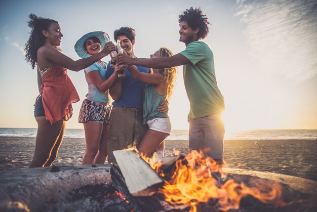 Vrienden feesten op het strand