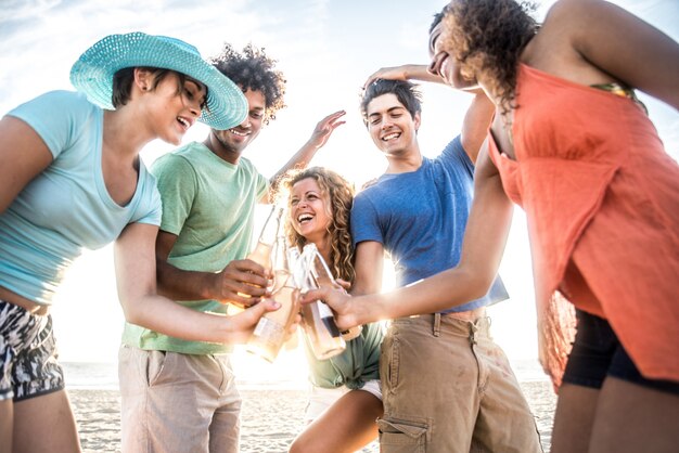 Vrienden feesten op het strand