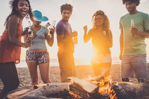 Vrienden feesten op het strand