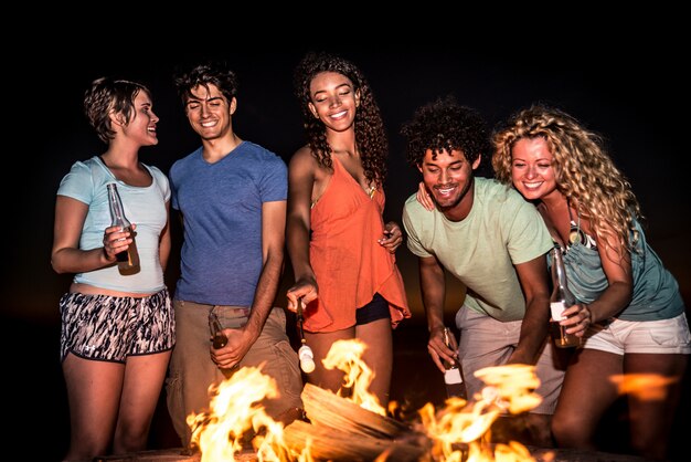 Vrienden feesten op het strand