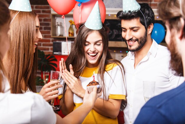 Vrienden feliciteren brunette feestvarken in