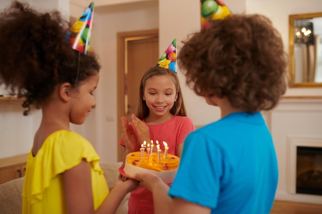 Vrienden feliciteren een meisje met haar verjaardag en geven haar cadeaus