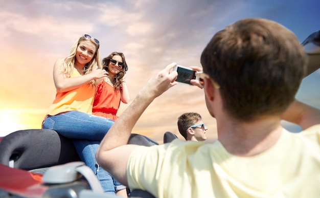 Foto vrienden fotograferen in een cabriolet.