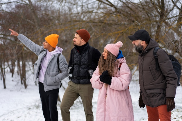 Foto vrienden gaan wandelen in de winter