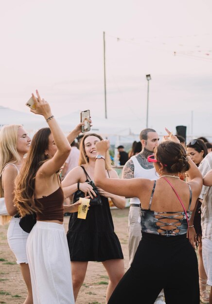 Vrienden genieten op een zomer muziekfestival.