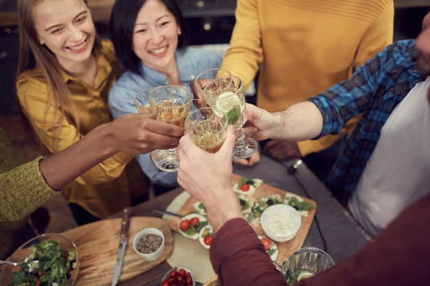 Vrienden genieten van drankjes op feestje