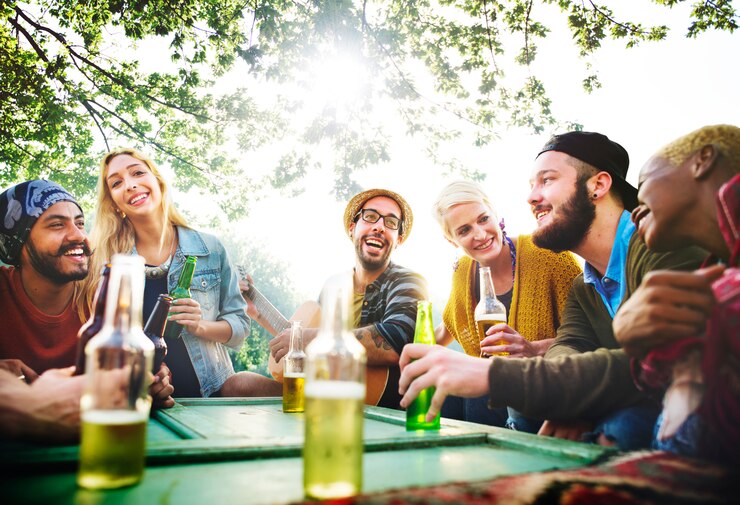 Foto vrienden hebben een feest in het park