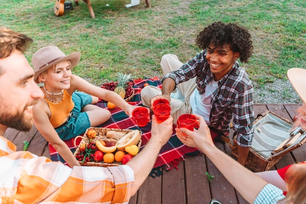 Vrienden hebben een picknick buiten op een zonnige dag