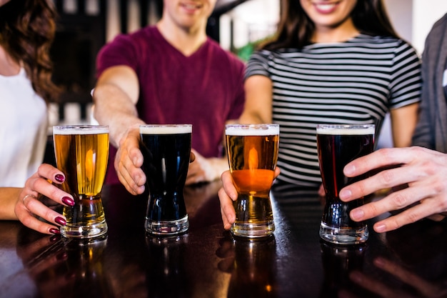 Vrienden hebben een pint in een bar