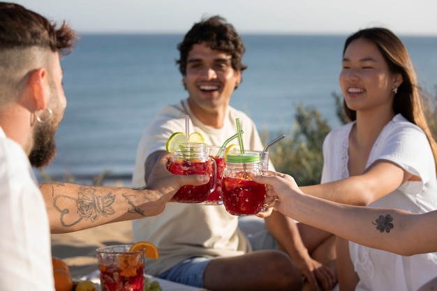 Vrienden hebben een sangria-feestje aan het strand